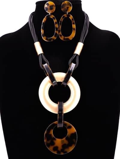 Shell and Metal Necklace Set